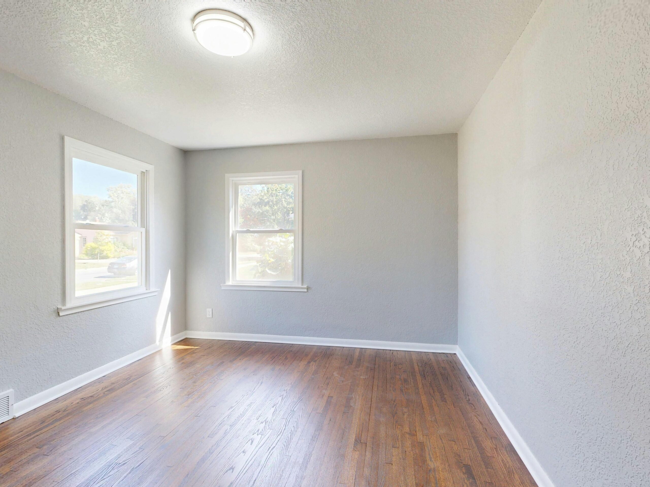 Nowoczesne okucia okienne – jak zadbać o estetykę i funkcjonalność?